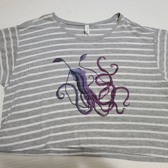 Giant Squid Printed Crop T-shirt - Picture 2 of 2